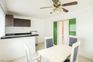 Sviitti, 1 makuuhuone | 1 makuuhuone, ilmainen Wi-Fi, vuodevaatteet