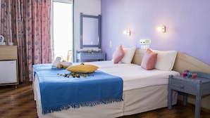 Un dormitorio con cama, mesita de noche y cómoda.