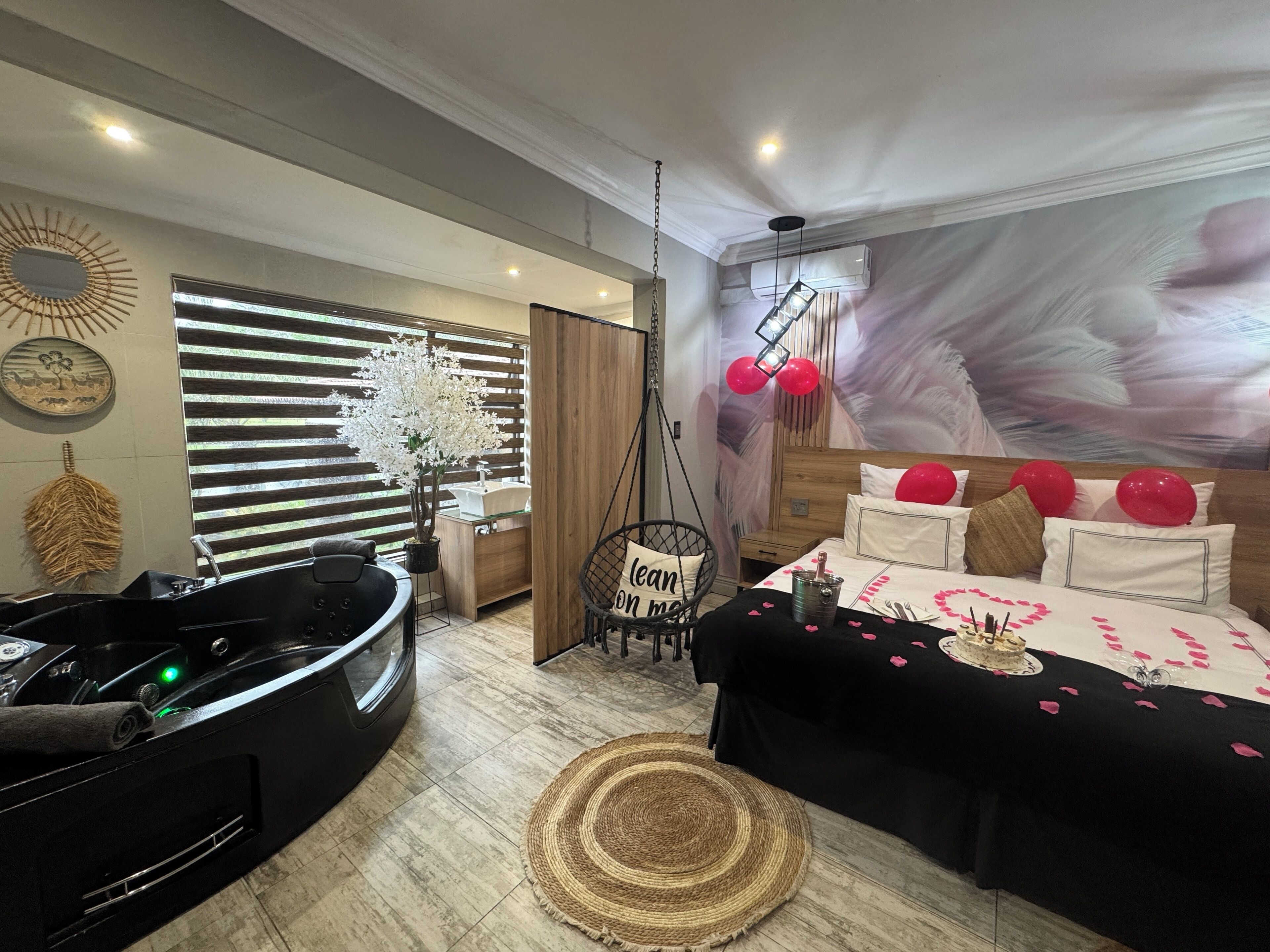 Un cuarto de spa con una silla de masaje, una camilla de masaje y una camilla de masaje montada en la pared. Se ven tres camillas de masaje con toallas.