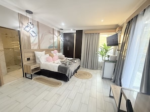 Kamar Double atau Twin Deluks, 1 Tempat Tidur King | Seprai premium, brankas, dan didekorasi berbeda-beda