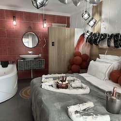 Quarto casal ou duplo superior, 1 cama King, suíte, vista para o campo de golfe | Roupas de cama premium, cofres nos quartos, individualmente decorados