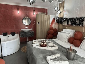 Dobbelt- eller tomannsrom – superior, 1 kingsize-seng | Sengetøy av topp kvalitet, safe på rommet og individuelt dekorert