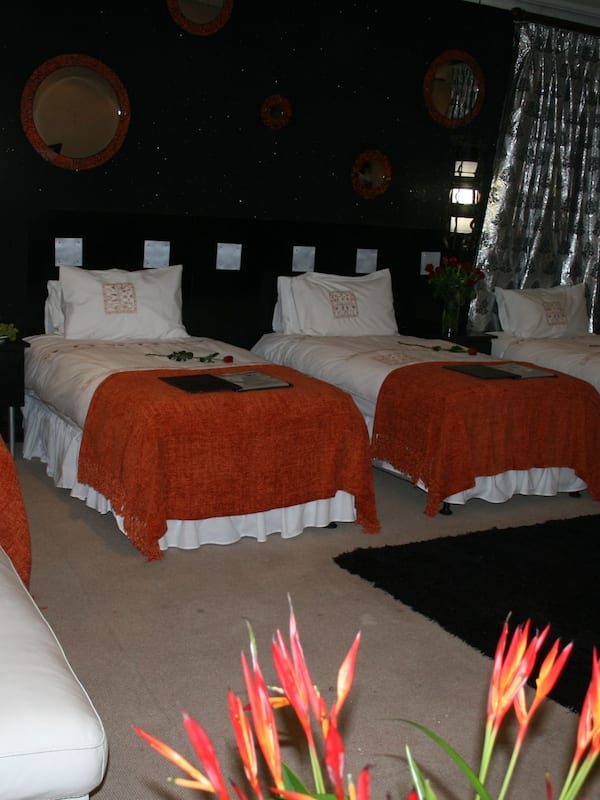 Roupas de cama premium, cofres nos quartos, individualmente decorados