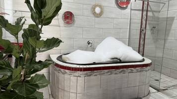 Deluxe kamer, 1 twee- of 2 eenpersoonsbedden, 1 slaapkamer, bubbelbad, uitzicht op zwembad | 1 slaapkamer, luxe beddengoed, een kluis op de kamer