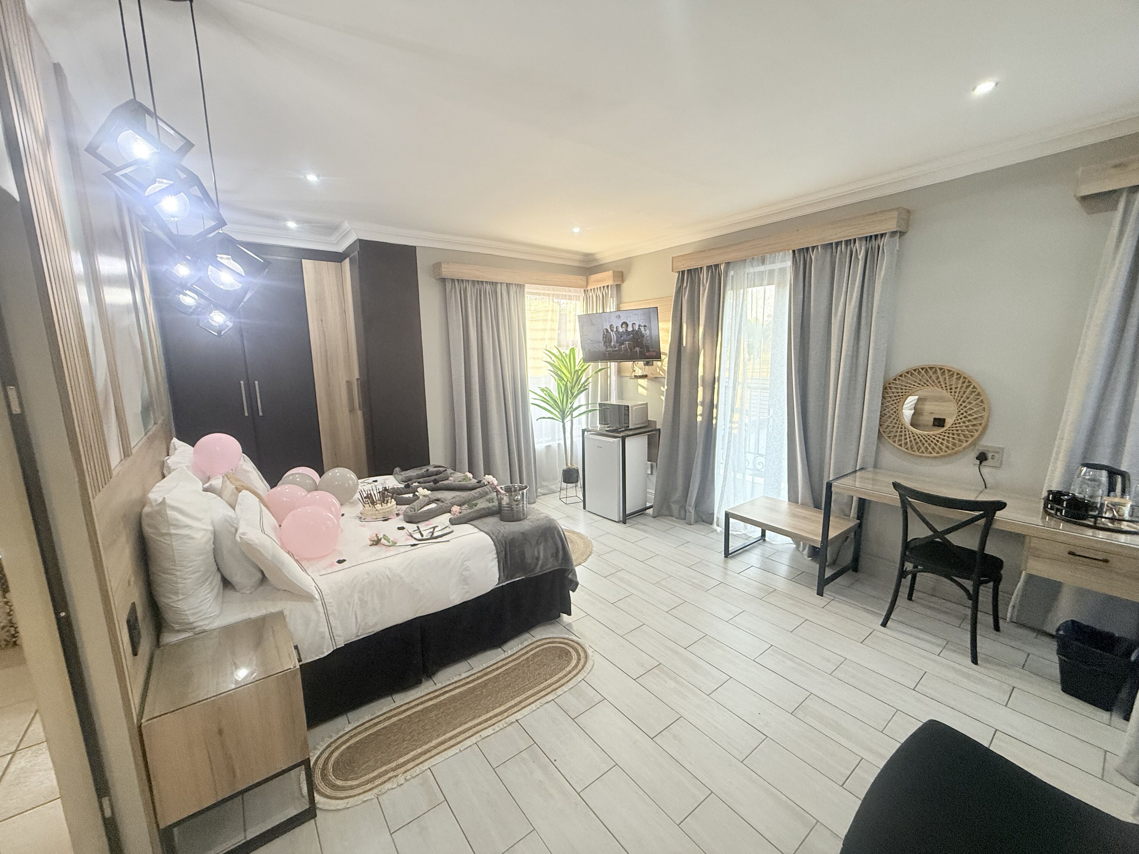 Deluxe Double or Twin Room, 1 King Bed | Premium bedding, in-room safe, individually decorated