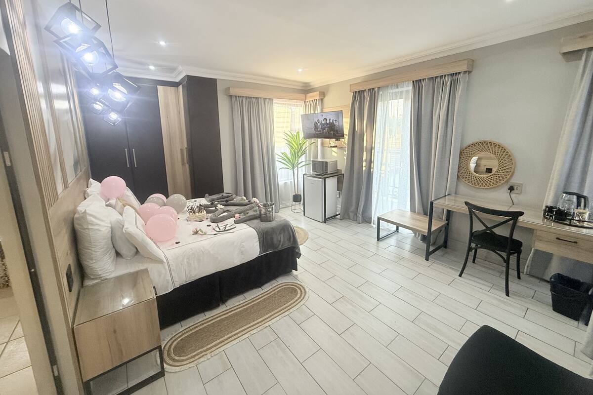 Deluxe kamer, 1 twee- of 2 eenpersoonsbedden, 1 kingsize bed | Luxe beddengoed, een kluis op de kamer, een bureau, een laptopwerkplek