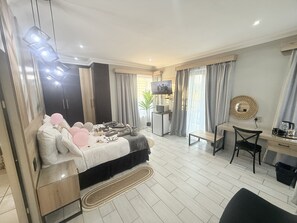 Habitació doble o amb dos llits individuals Deluxe, 1 llit de matrimoni gran | Roba de llit d'alta qualitat i caixa forta a l'habitació 