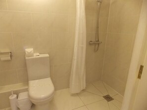 Shower, free toiletries, hair dryer (on request) - The Mountford Hotel (Liverpool)