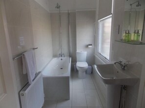 Shower, free toiletries, hair dryer (on request) - The Mountford Hotel (Liverpool)