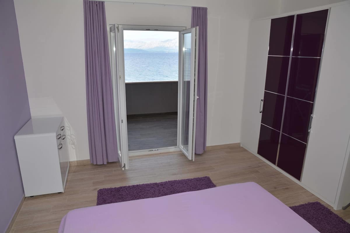 Apartamento superior, 2 quartos, sacada, vista para o mar | Escrivaninha, quartos à prova de som, berços (sobretaxa)