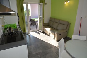 Appartamento Standard, 2 camere da letto, vista mare parziale | Una scrivania, insonorizzazione, culle/letti per bambini (a pagamento)