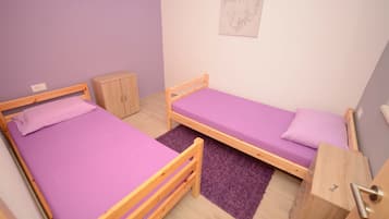 Deluxe Apartment, 3 Bedrooms, Terrace, Sea View | Desk, soundproofing, cribs/infant beds, rollaway beds