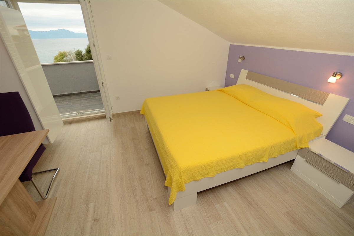 Estúdio conforto, 1 cama King, sacada, vista para o mar | Escrivaninha, quartos à prova de som, berços (sobretaxa)