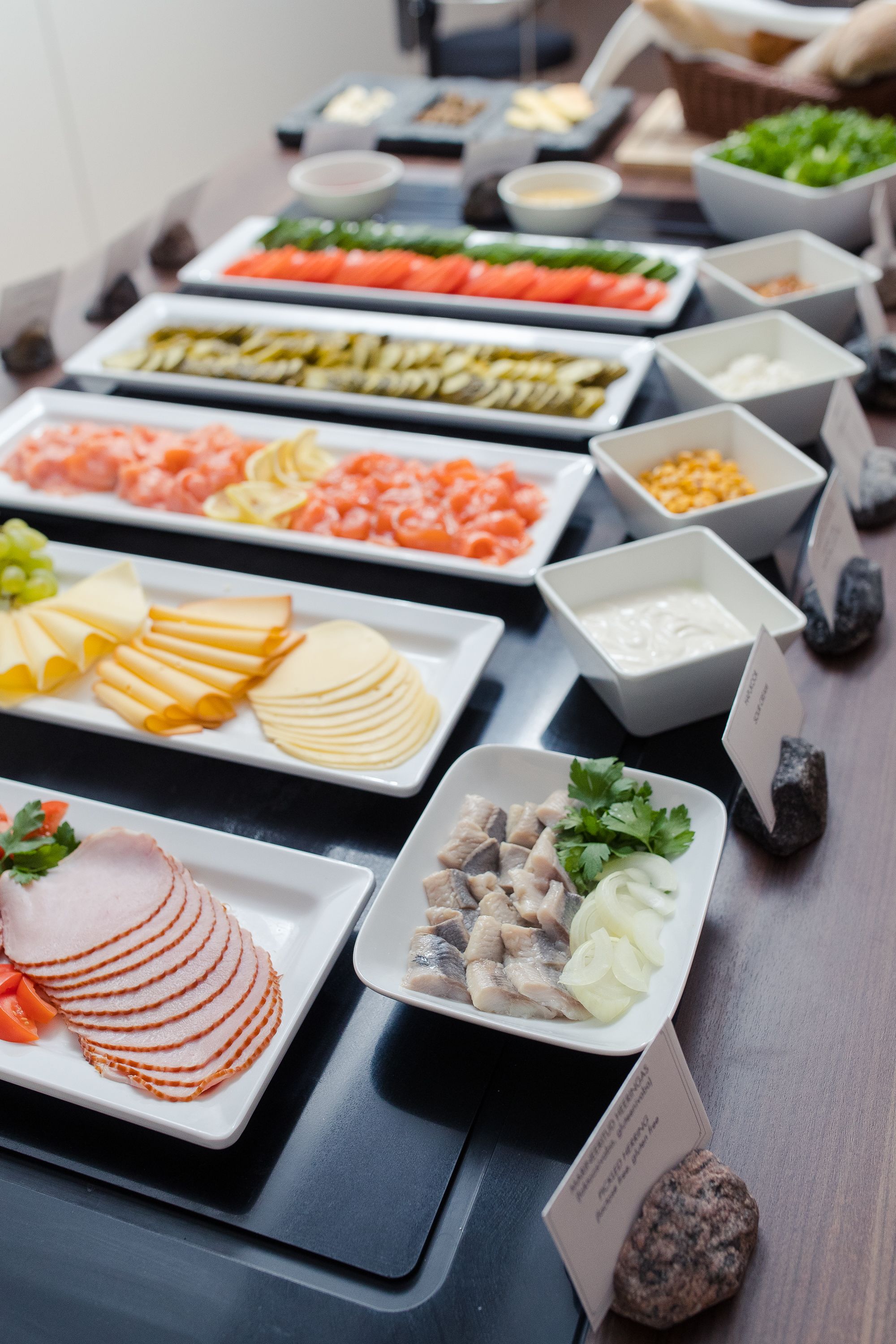 Ein reichhaltiges Buffet mit verschiedenen Speisen und Beilagen.