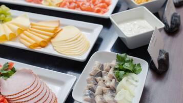 Ein reichhaltiges Buffet mit verschiedenen Speisen und Beilagen.