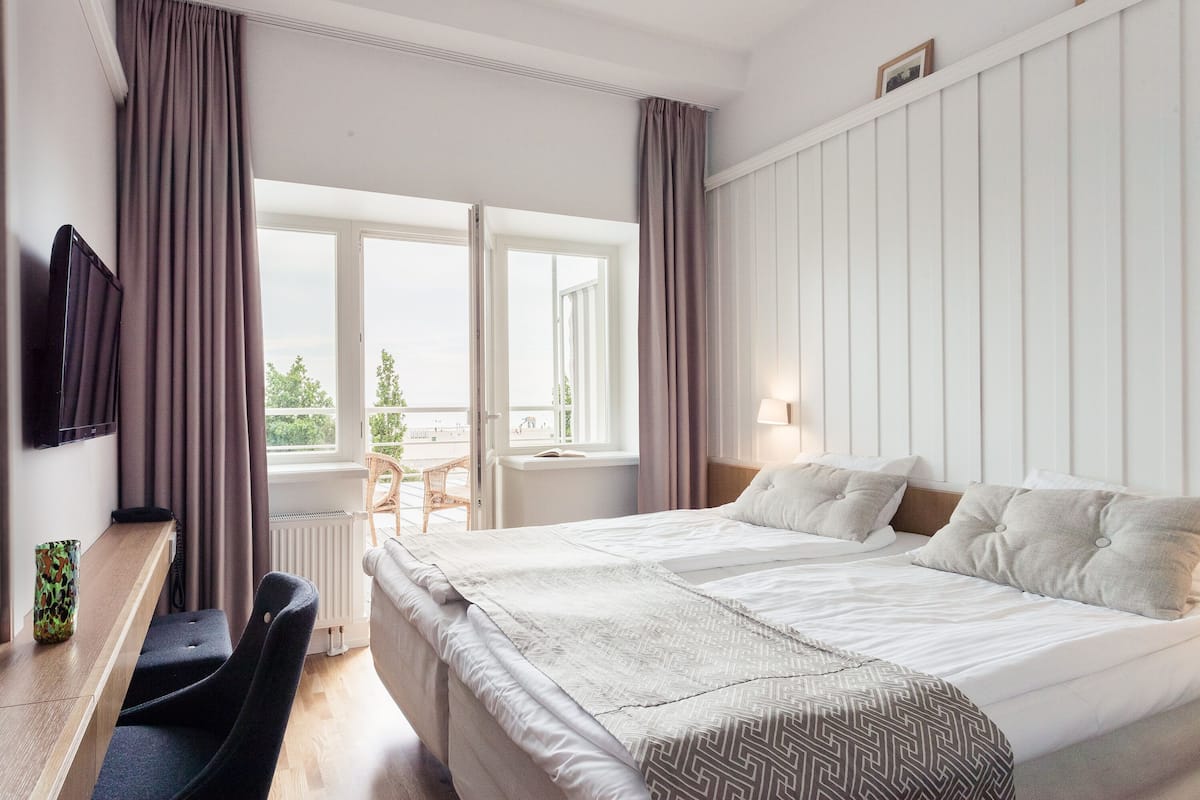 standard twin room, balcony | desk, cots/infant beds, rollaway beds, free wifi