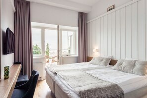 Bureau, lits bébé (en supplément), lits pliants/supplémentaires