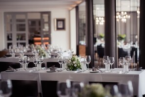 Breakfast, lunch, dinner served; international cuisine, beach views - Rannahotell (Parnu)