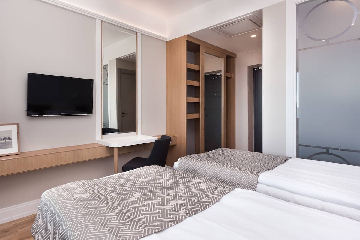 Desk, cribs/infant beds, rollaway beds, free WiFi
