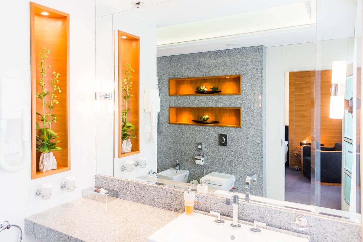 president lennart meri suite | bathroom | shower, hair dryer, towels