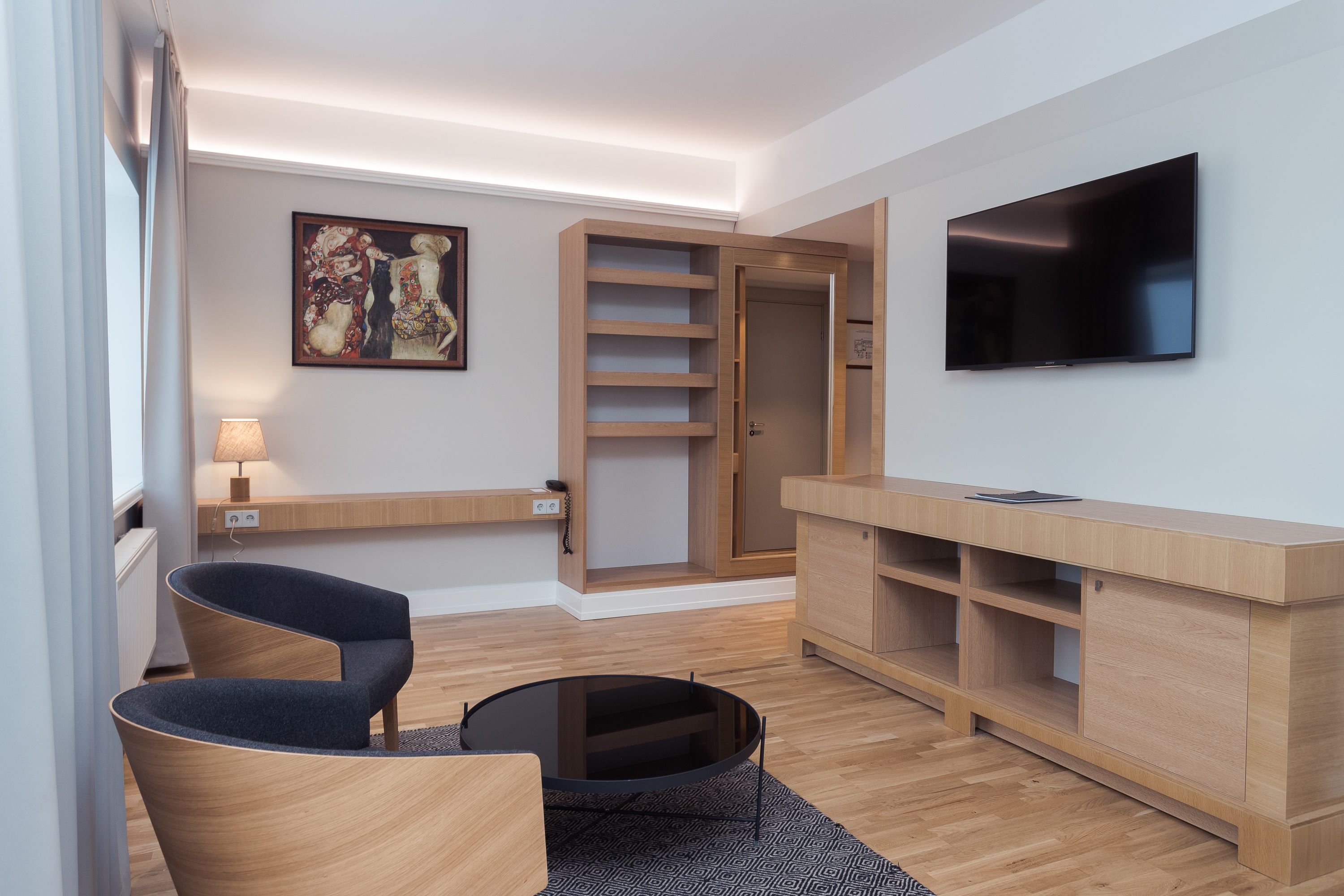 suite | living room | flat-screen tv