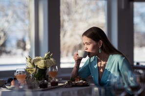 Petit déjeuner, déjeuner et dîner servis sur place, vue sur la plage
