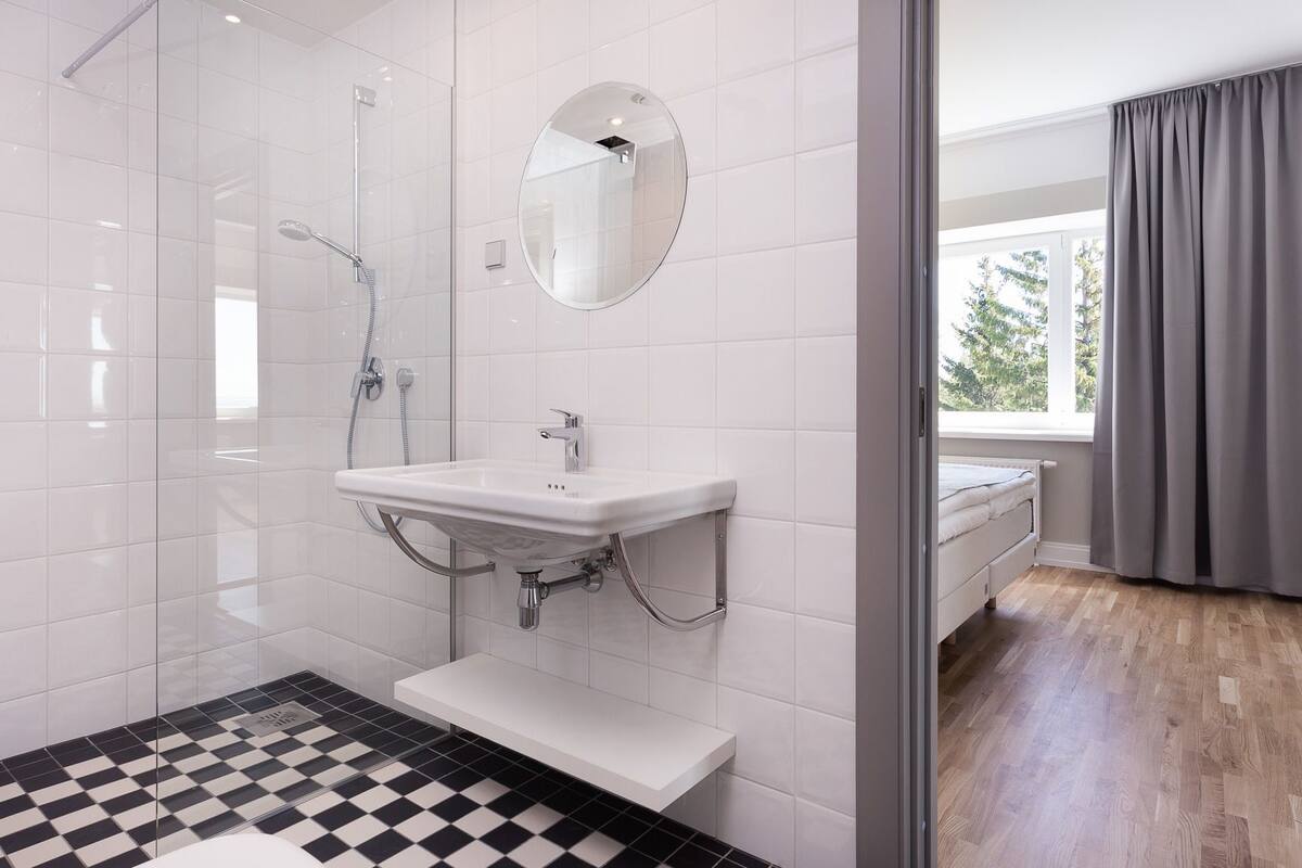 standard double room, sea view | bathroom | shower, hair dryer, towels