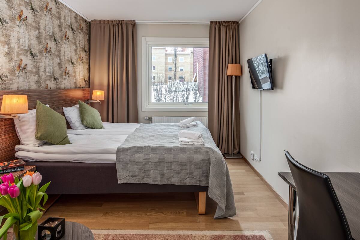 Classic Double or Twin Room | Desk, blackout drapes, WiFi (free), bed sheets