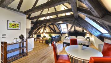 Monolocale Superior, 1 letto king, angolo cottura, sul cortile | Pasti in camera