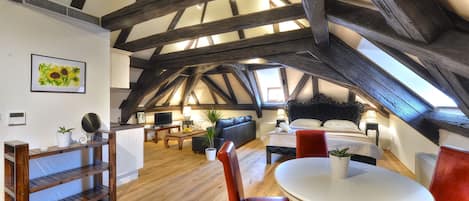 Superior Studio, 1 King Bed, Kitchenette, Courtyard Area | In-room dining