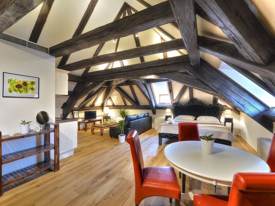 Superior Studio, 1 King Bed, Kitchenette, Courtyard Area | In-room dining