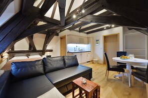 Loft supérieur, 1 chambre, vue sur la ville, côté cour intérieure | Vue de la chambre
