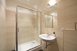 Deluxe studio, 1 kingsize bed, kitchenette, aan de binnenplaats | Badkamer | Een douche, een haardroger, handdoeken, toiletpapier