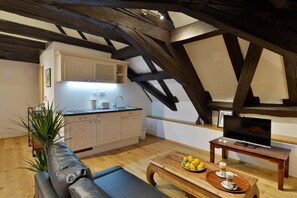 Superior Studio, 1 King Bed, Kitchenette, Courtyard Area | Private kitchenette - Old Town Boutique Apartments (Prague)