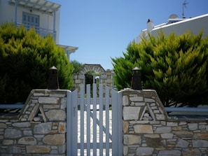 Exterior - Liana Marouli (Naxos)