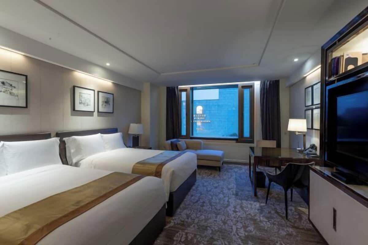 Minibar, in-room safe, desk, iron/ironing board