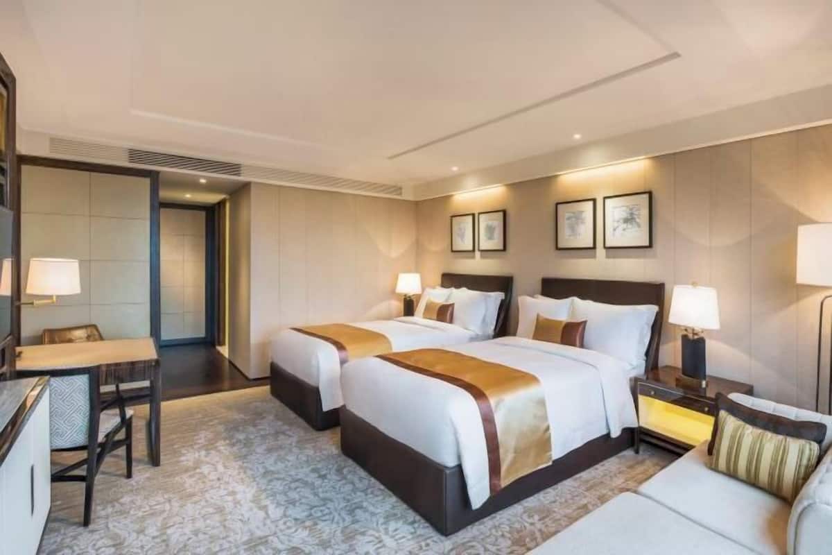 Minibar, in-room safe, desk, iron/ironing board