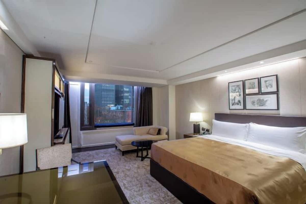 Minibar, in-room safe, desk, iron/ironing board