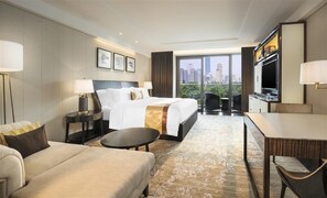 Een minibar, een kluis op de kamer, een bureau