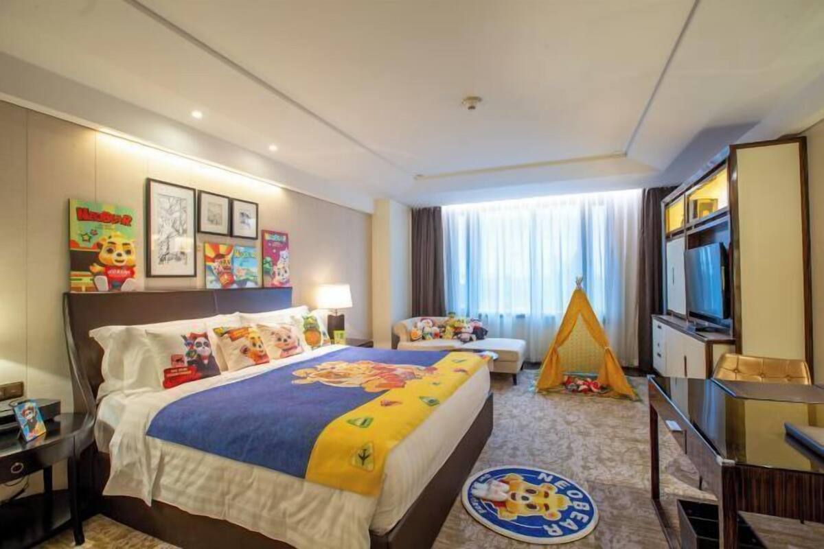 Minibar, in-room safe, desk, iron/ironing board