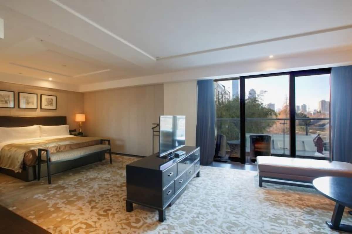 Minibar, in-room safe, desk, iron/ironing board