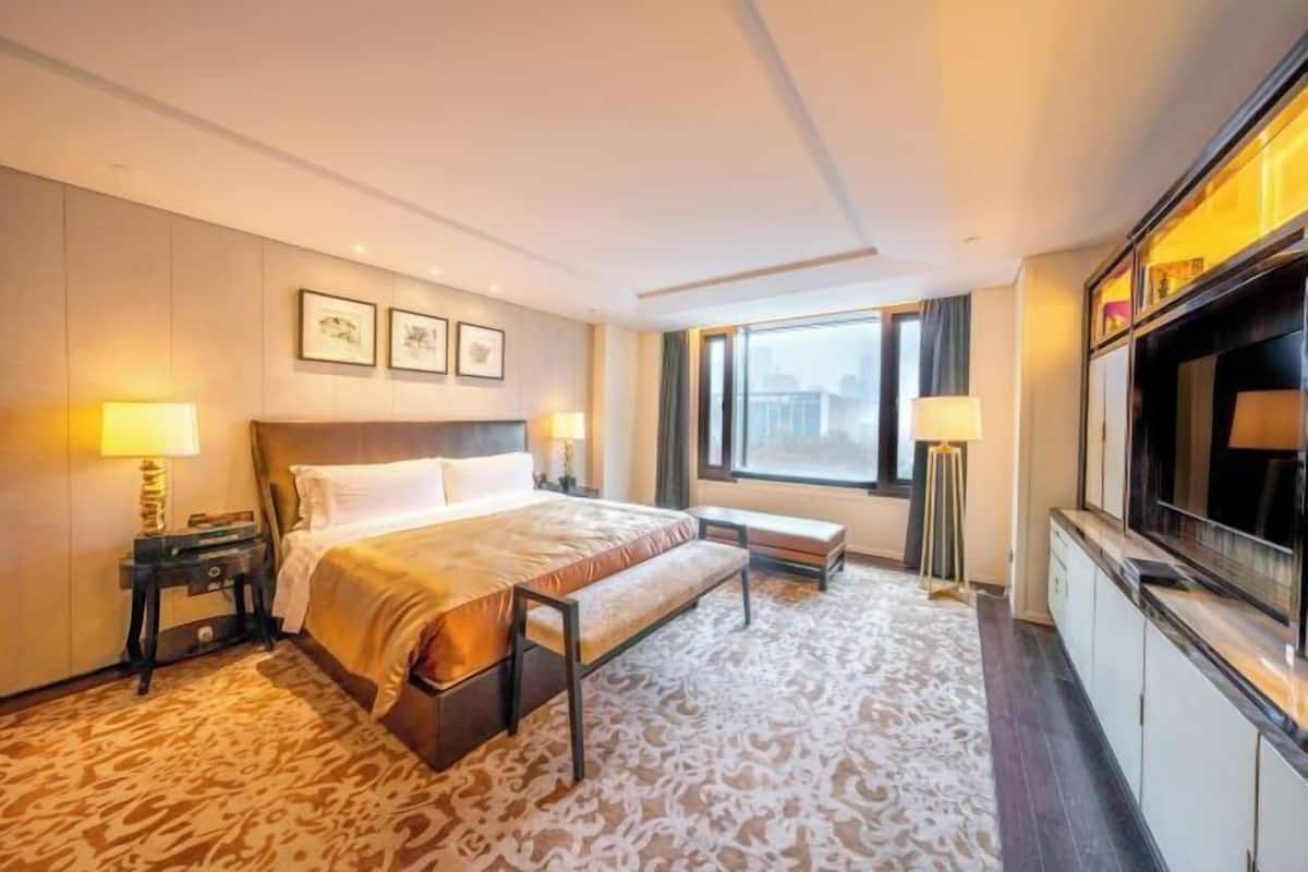 Minibar, in-room safe, desk, iron/ironing board