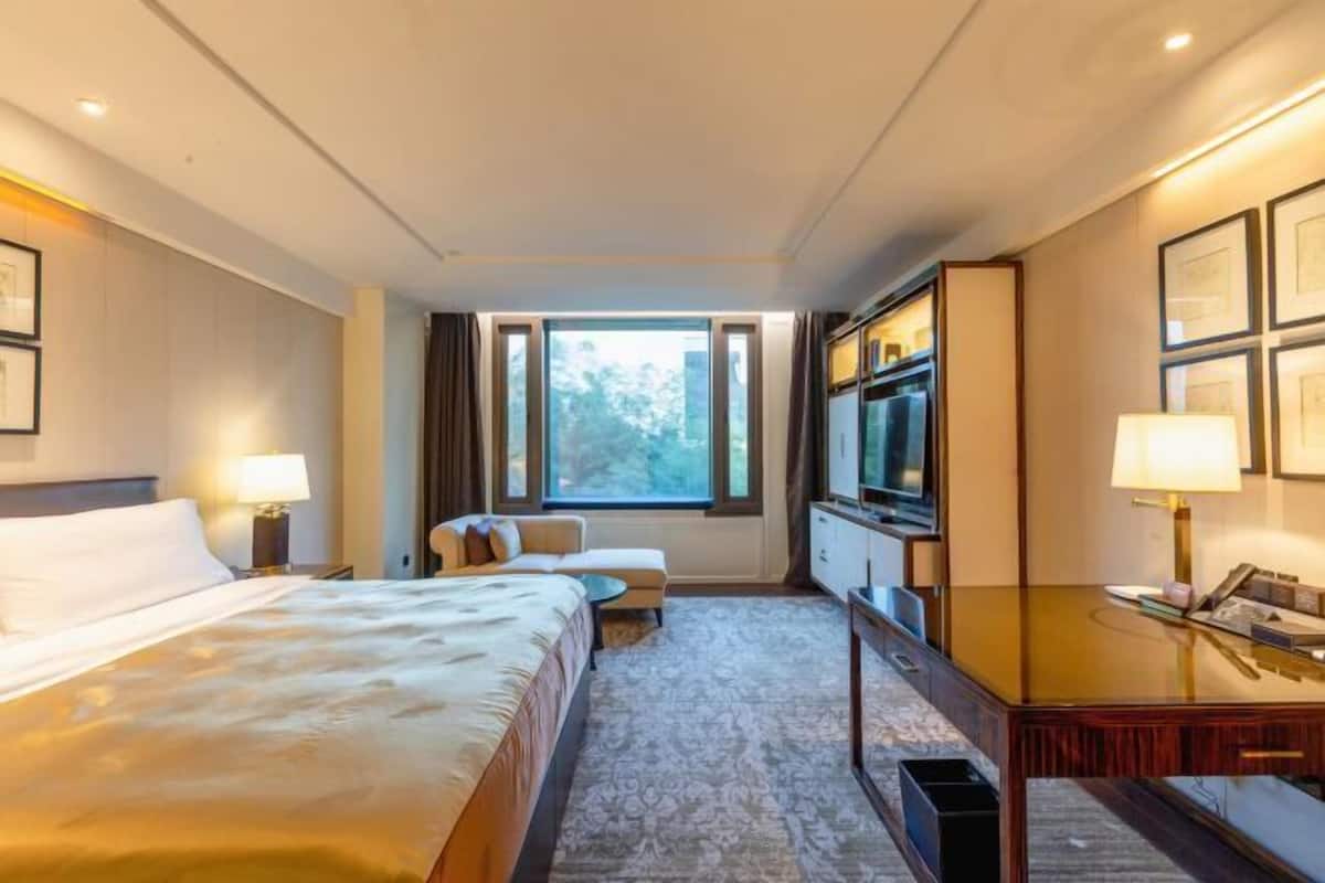 Minibar, in-room safe, desk, iron/ironing board