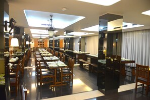 Breakfast, lunch and dinner served - Emilia Hotel by Amazing (Palembang)