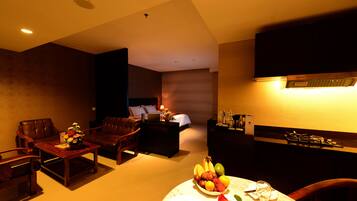 Executive-Suite | Essbereich im Zimmer