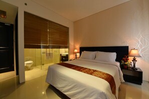 In-room safe, free WiFi - Emilia Hotel by Amazing (Palembang)