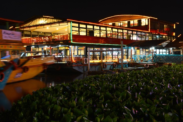 Bagian depan properti - sore/malam