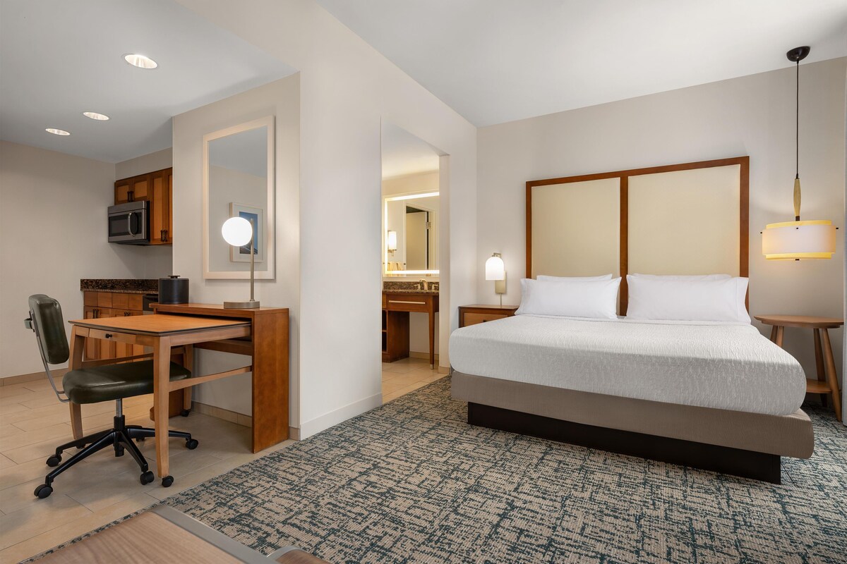 Studio Suite, 1 King Bed, Non Smoking | In-room safe, desk, laptop workspace, blackout curtains