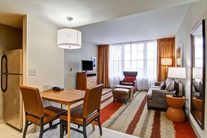 32-inch LCD TV with premium TV channels, TV, MP3 dock - Homewood Suites by Hilton Cincinnati-Downtown (Cincinnati)