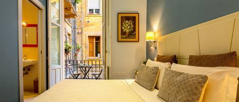 Habitación doble Confort, 1 habitación, refrigerador y microondas, vista a la ciudad | Ropa de cama de alta calidad, artículos del minibar gratis y escritorio